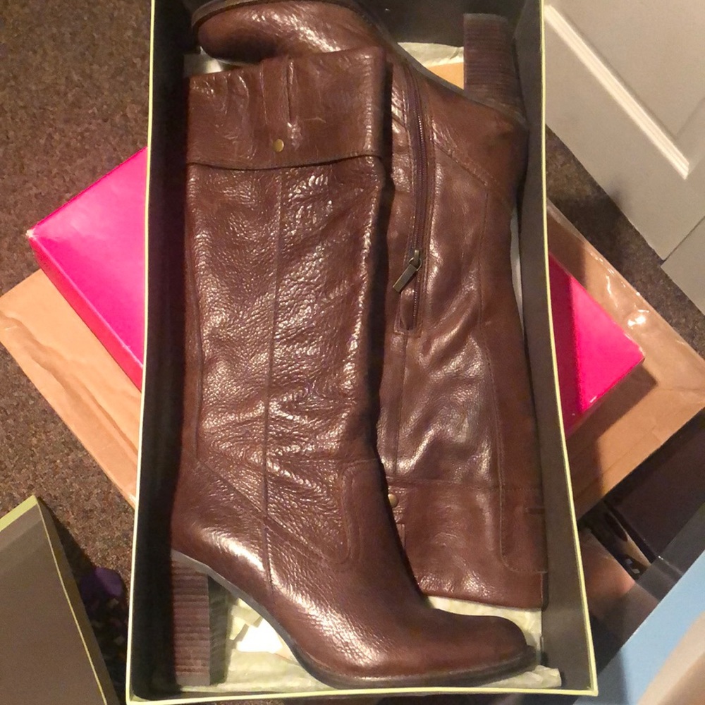 MAKE ME AN OFFER.. cleaning out my closets Knee high brown boots in box